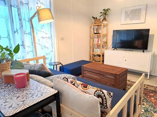 Zona d'estar a Loch Sport Beach Shack - Family Friendly Coastal Retreat