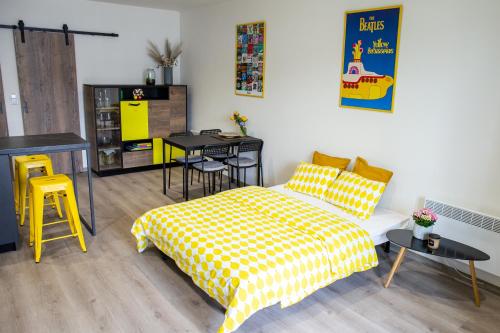 sypialnia z łóżkiem i stołem oraz kuchnia w obiekcie Apartmán Yellow Submarine se slunnou terasou w mieście Kutná Hora