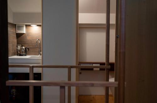 Dieses kleine Zimmer verfügt über eine Küche mit einem Waschbecken. in der Unterkunft Hanakaijichi - Vacation STAY 74775v in Wajima