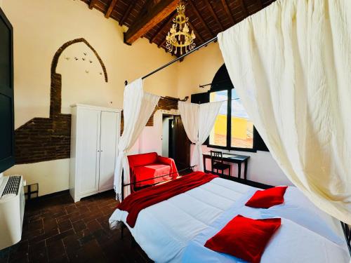 1 dormitorio con 1 cama grande con almohadas rojas en Il Magnifico Firenze, en Florencia