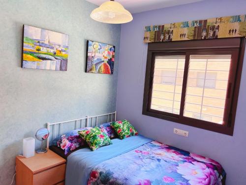 1 dormitorio con cama y ventana en Habitaciones compartido Huelva, en Huelva