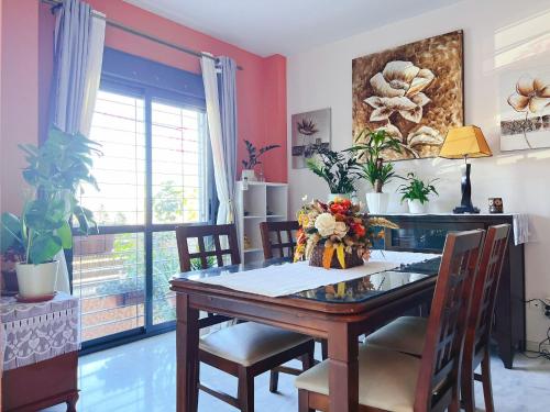 comedor con mesa de madera y sillas en Habitaciones compartido Huelva, en Huelva