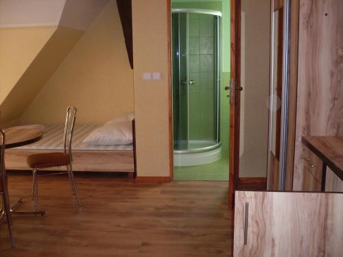 ミエルノにあるPokoje w Mielnieの小さな部屋(ベッド1台、ガラスドア付)
