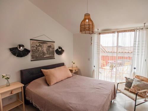 une chambre avec un lit et une chaise dans l'établissement Maison du Port, à Grimaud