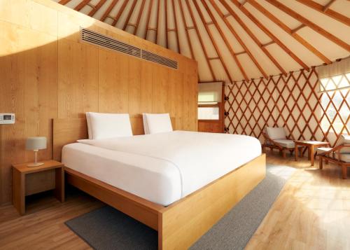 ein Schlafzimmer mit einem großen Bett in einer Jurte in der Unterkunft Starville in Seogwipo