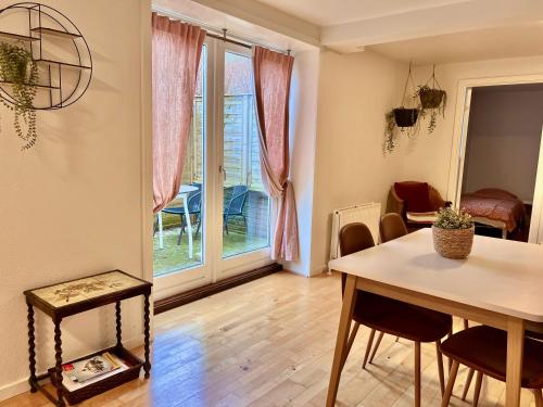 uma sala de estar com uma mesa de jantar e uma janela em 5 minute walk to LEGO house-70m2 apartment with garden-unit C em Billund