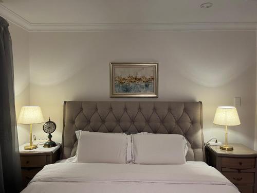 珀斯Applecross 2 Bedrooms by Swan River的一间卧室，有一张大床，配有两盏灯