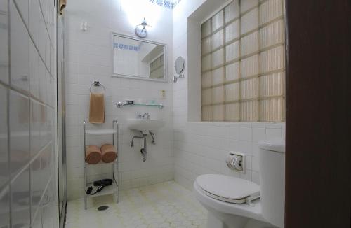 een badkamer met een toilet en een wastafel bij Hotel Casino Morelia in Morelia
