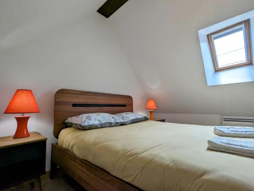 ein Schlafzimmer mit einem Bett, zwei Lampen und einem Fenster in der Unterkunft Gîte Levroux, 3 pièces, 5 personnes - FR-1-591-204 in Levroux