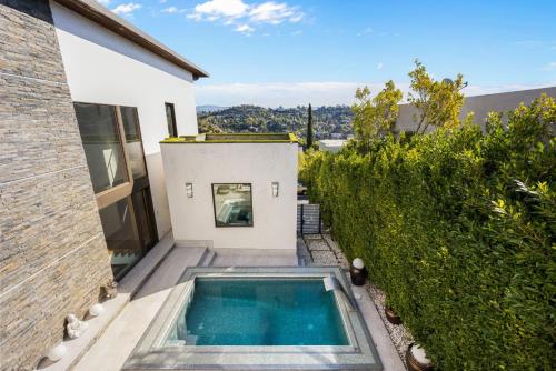 Hollywood Hills Olympus Villa游泳池或附近泳池