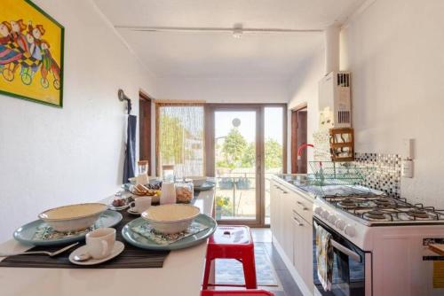 una cocina con encimera con tazones y platos. en Del Alto Reñaca, en Viña del Mar