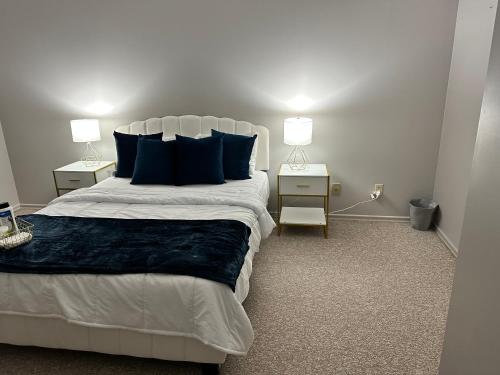 Llit o llits en una habitació de Cozy private room in Edmonton