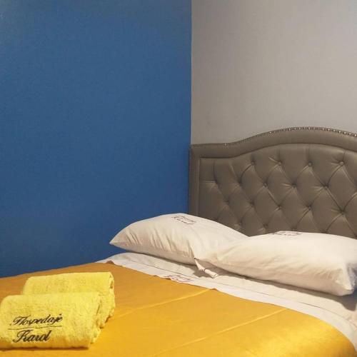 Hotel karol في اياكوتشو: سرير عليه بطانية صفراء ومخدات
