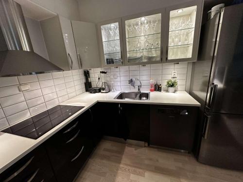 a kitchen with a sink and a refrigerator at Nydelige Damsgårdsveien, 3-roms moderne leilighet! in Bergen