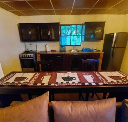 een keuken met een tafel met een tafelkleed erop bij Descanso en ensenada in Estelí