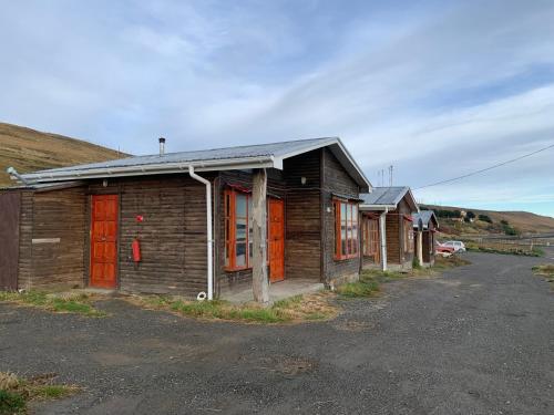 eine Reihe von Holzhäusern an der Straßenseite in der Unterkunft Cabañas Hain in Porvenir