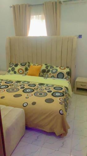 1 Schlafzimmer mit 2 Betten und einem Fenster in der Unterkunft 2 bedroom flat Apartment in Ibadan