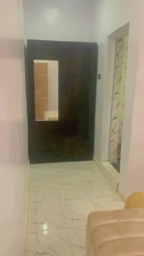 2 bedroom flat Apartment في إيبادان: حمام مع حوض ومرآة على الحائط
