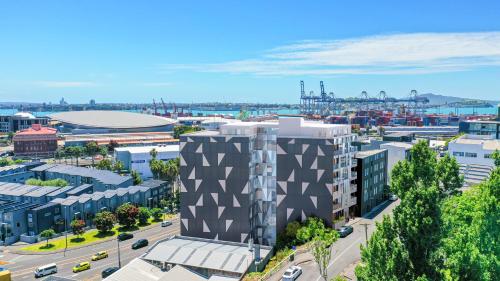 eine Luftansicht einer Stadt mit Gebäuden in der Unterkunft La Quinta by Wyndham Parnell Auckland in Auckland