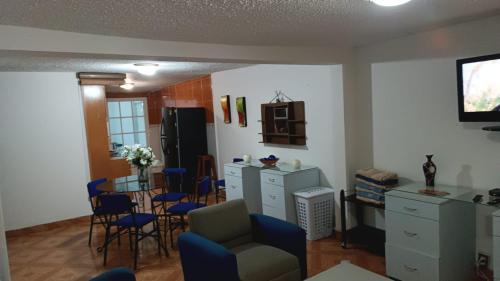 - une cuisine et une salle à manger avec une table et des chaises dans l'établissement Casa Boulevard, à Mexico