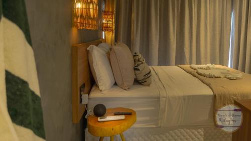 une chambre d'hôtel avec un lit et une table dans l'établissement Morada de Charme Milagres, à São Miguel dos Milagres