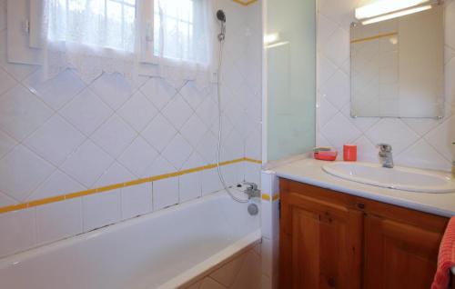 bagno con vasca, lavandino e specchio di Nice Home In Bourdeaux With Kitchen a Bourdeaux
