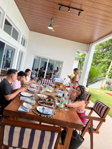 Tetamu yang menginap di Sand Castle Villa - Classic Beachfont Luxury
