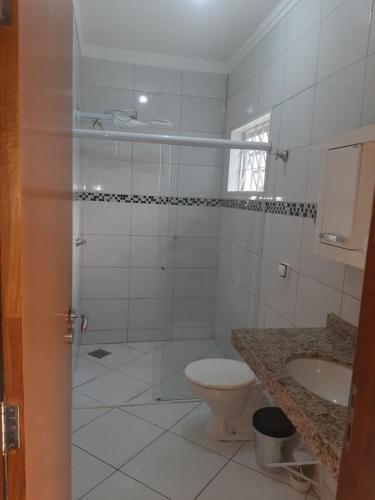 un bagno bianco con un water e un lavandino di trabalho ou lazer a Marília