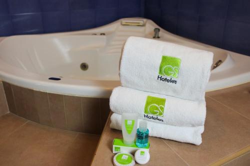 y baño con toallas y bañera. en GS Cuernavaca, en Cuernavaca