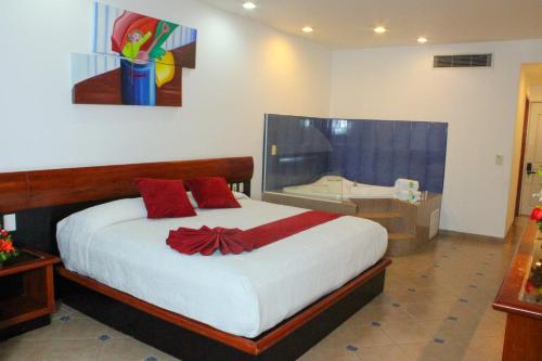 1 dormitorio con cama y bañera en GS Cuernavaca, en Cuernavaca