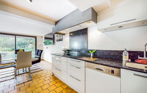 Kuchyň nebo kuchyňský kout v ubytování Maison Dans Les Bois