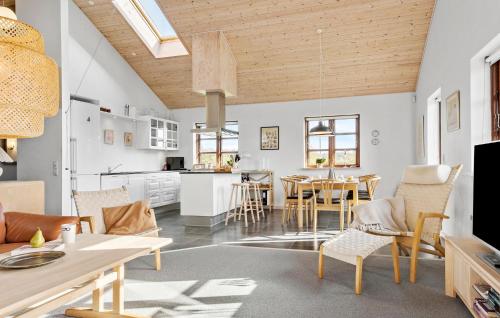 Η κουζίνα ή μικρή κουζίνα στο Gorgeous Home In Ejstrupholm With Wifi