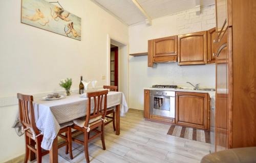 Η κουζίνα ή μικρή κουζίνα στο 1 Bedroom Cozy Apartment In Massarosa
