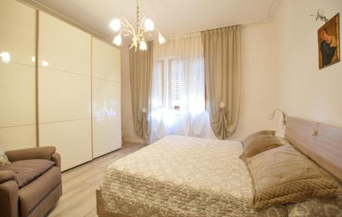 Ένα ή περισσότερα κρεβάτια σε δωμάτιο στο 1 Bedroom Cozy Apartment In Massarosa