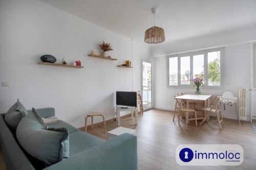 un salon avec un canapé et une table dans l'établissement Apartment with air conditioning Libération, à Nice