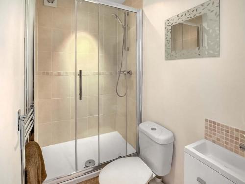 y baño con ducha, aseo y lavamanos. en Holbeck House, en Scarborough