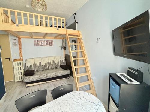 Postel nebo postele na pokoji v ubytování Studio Centre-ville, 100m Plage, Confort et Praticité - FR-1-197-378