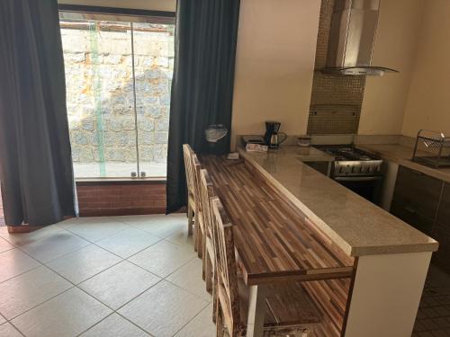 Η κουζίνα ή μικρή κουζίνα στο Chalé 07 com cozinha