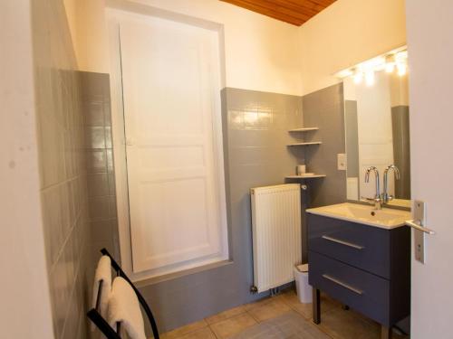 une salle de bain avec un lavabo et un miroir dans l'établissement Maison charmante avec cour, WIFI, proche de Sarlat, idéale famille, équipements bébé inclus - FR-1-616-193, à Calviac