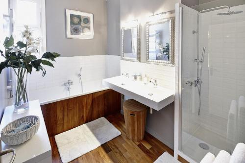 a bathroom with a sink and a shower at Maison d'hôtes Bordeaux Centre Le Patio de l'Intendance in Bordeaux