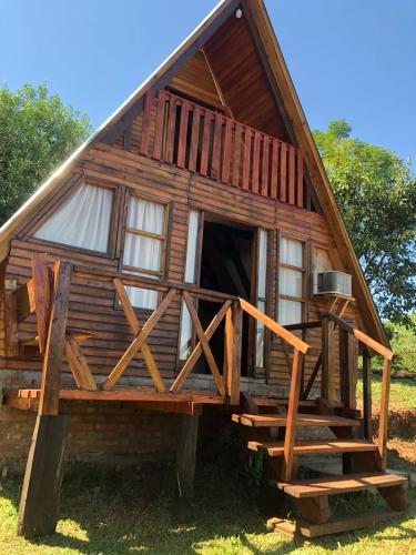 a small log cabin with a porch and a window at Cabañas Refugio verde in El Soberbio