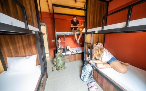 Clientes alojados en Mad Monkey Hanoi Hostel