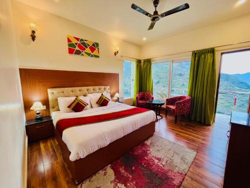 una camera con un letto e una grande finestra di Krishma Guest House a Rajkot