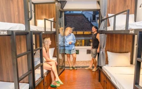 Clientes alojados en Mad Monkey Hanoi Hostel