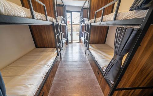 Cama o camas de una habitación en Mad Monkey Hanoi Hostel