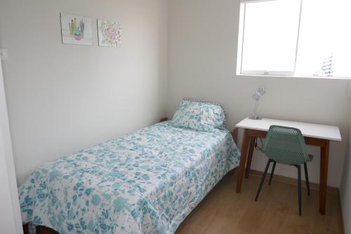 ein kleines Schlafzimmer mit einem Bett und einem Schreibtisch in der Unterkunft LINDA HABITACION PRIVADA EN PUEBLO LIBRE in Lima