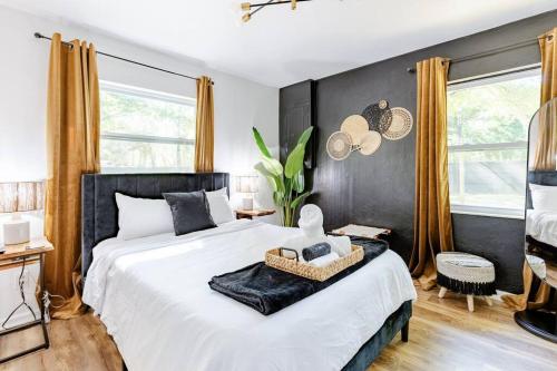 Postel nebo postele na pokoji v ubytování Onyx Oasis - Devils Den - Huge Yard & Pet Friendly - Sleeps 5