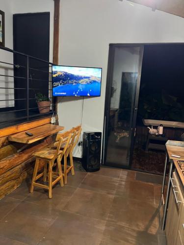 Μια τηλεόραση ή/και κέντρο ψυχαγωγίας στο CABAÑA GLAMPING HOUSE
