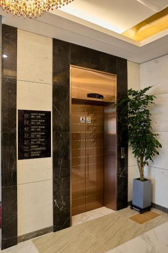 a elevator in a building with a potted plant at Sokcho Mir Hotel in Sokcho