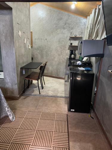 Kuchyň nebo kuchyňský kout v ubytování Chalé 05 com hidro e cozinha no coração de Penedo